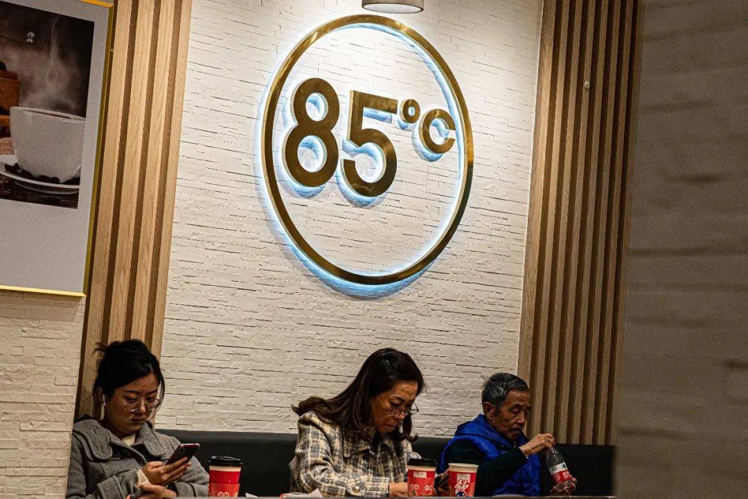 85度C，坐满失意的上海老人