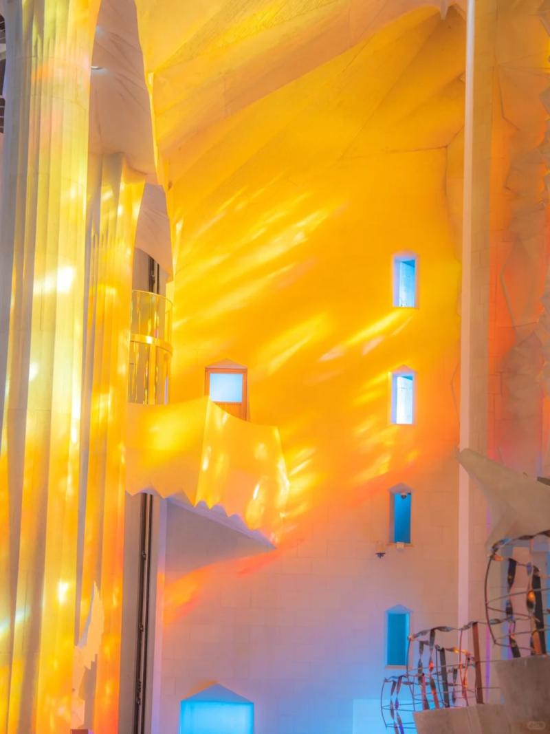 第一次走进巴塞罗那圣家堂 真的被震撼哭了