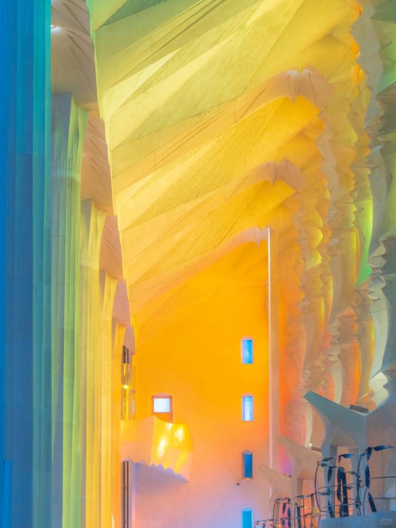 第一次走进巴塞罗那圣家堂 真的被震撼哭了