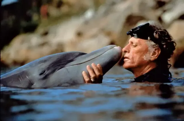 他用十年建立了海豚表演业，然后用余生去毁灭它