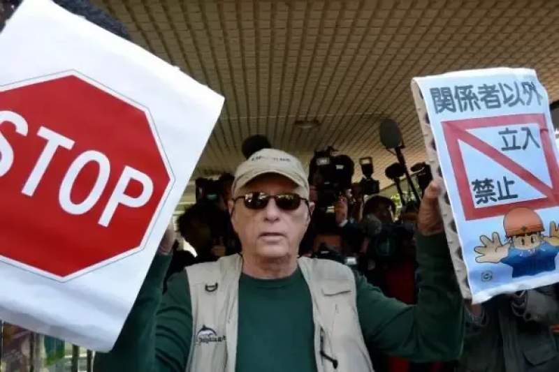 他用十年建立了海豚表演业，然后用余生去毁灭它