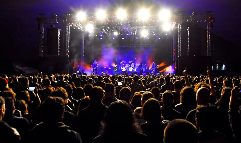 新裤子在“乐队的夏天”演唱会上引领万人大合唱《没有理想的人不伤心》