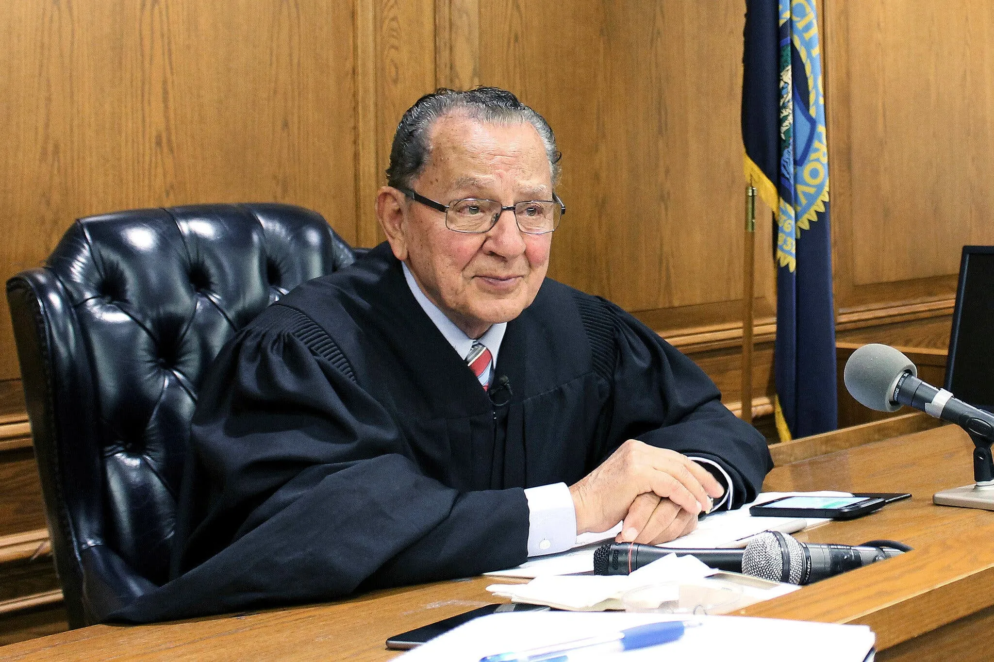 美国80岁法官爷爷火了!逗乐被告,找5岁小孩判案,但人人都爱他的任性